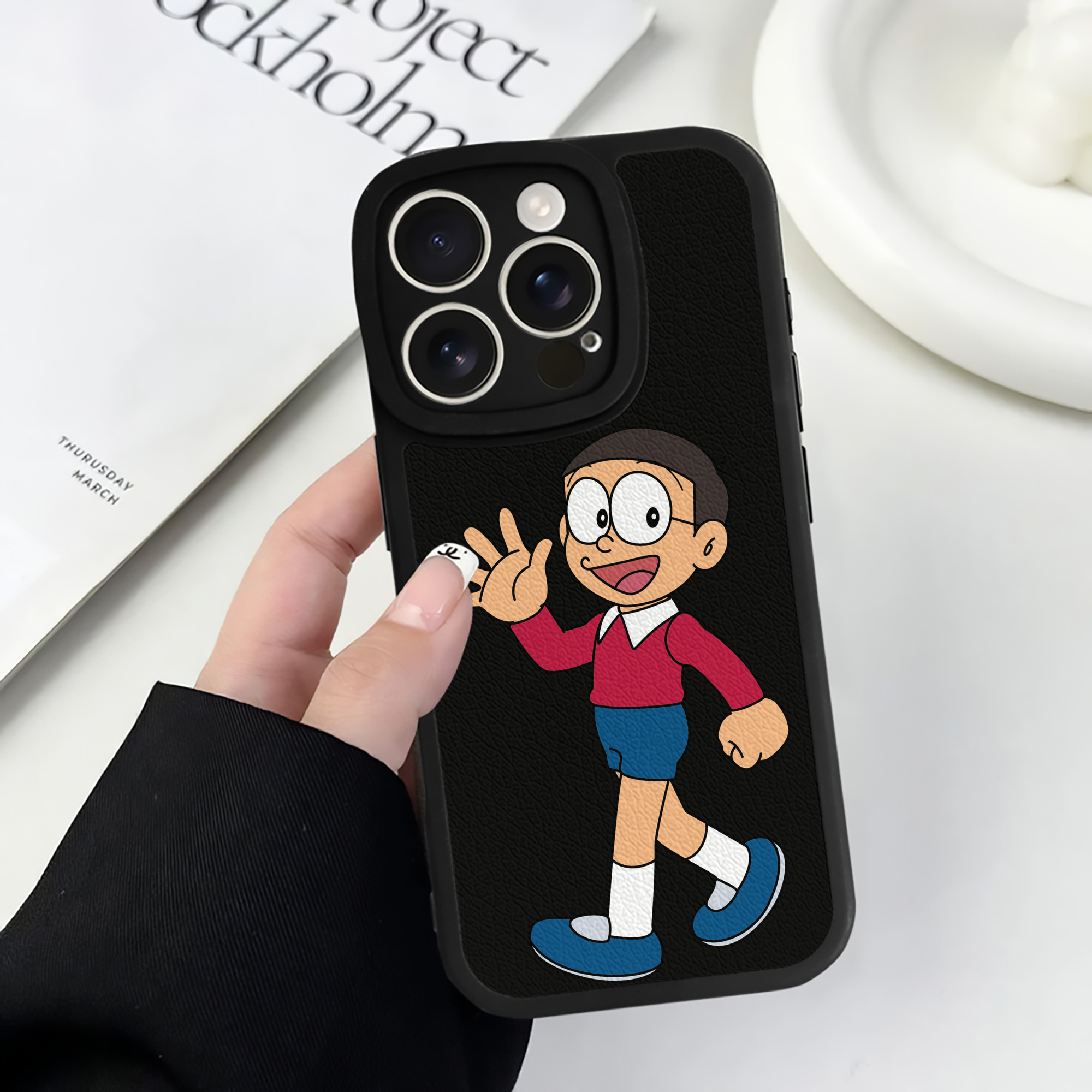 （画像用） ドラえもん 野比 のび太 Doraemon Nobita Nobi 【iPhone 16シリーズ対応】シリコンスマホケース（レザー調） 材質：シリコン